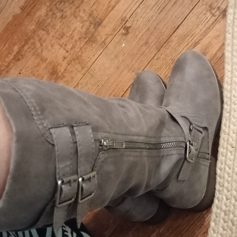 Women's gray boots size 8.5